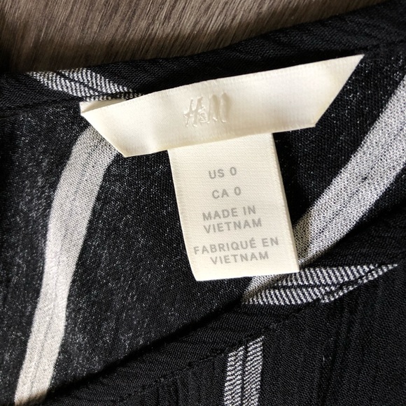 H&M top. - Picture 2 of 4